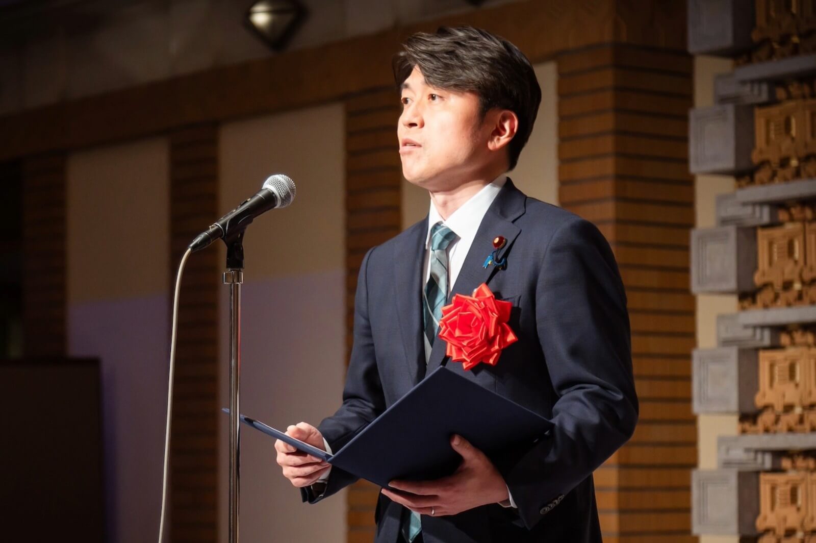 懇親会であいさつに立つ中野洋昌国土交通大臣