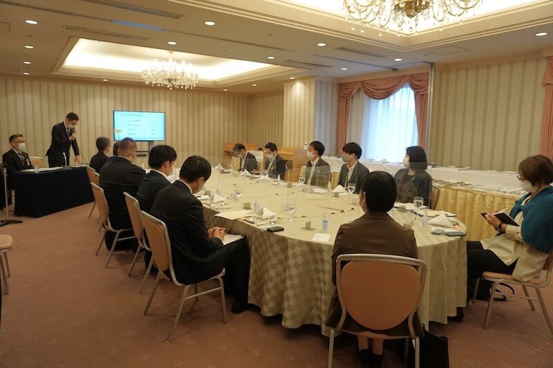 県庁の農林水産部やJAの担当者、メディア関係者など有識者を招いて試食会を実施。