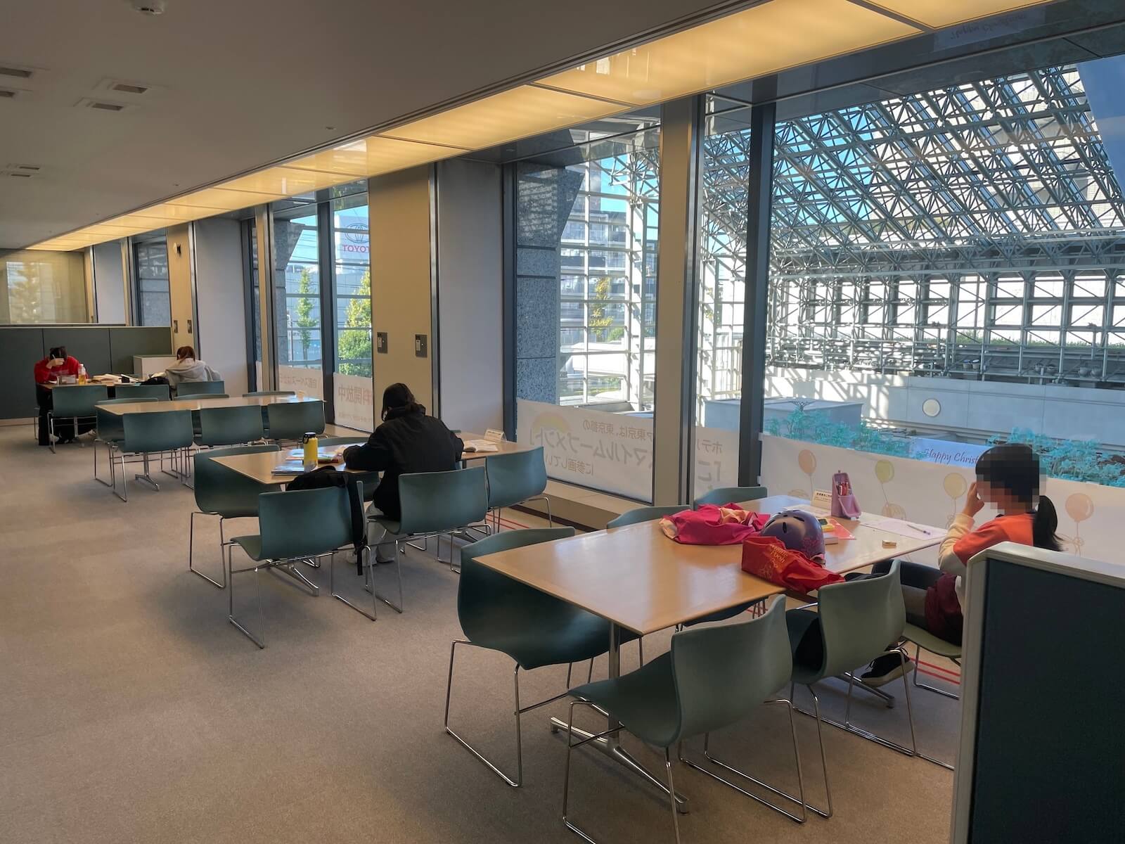 ホテルカデンツァ東京 こども自習室の利用は小中学生がメイン。空調の効いた自習室で受験勉強に励む受験生の姿も見られる。