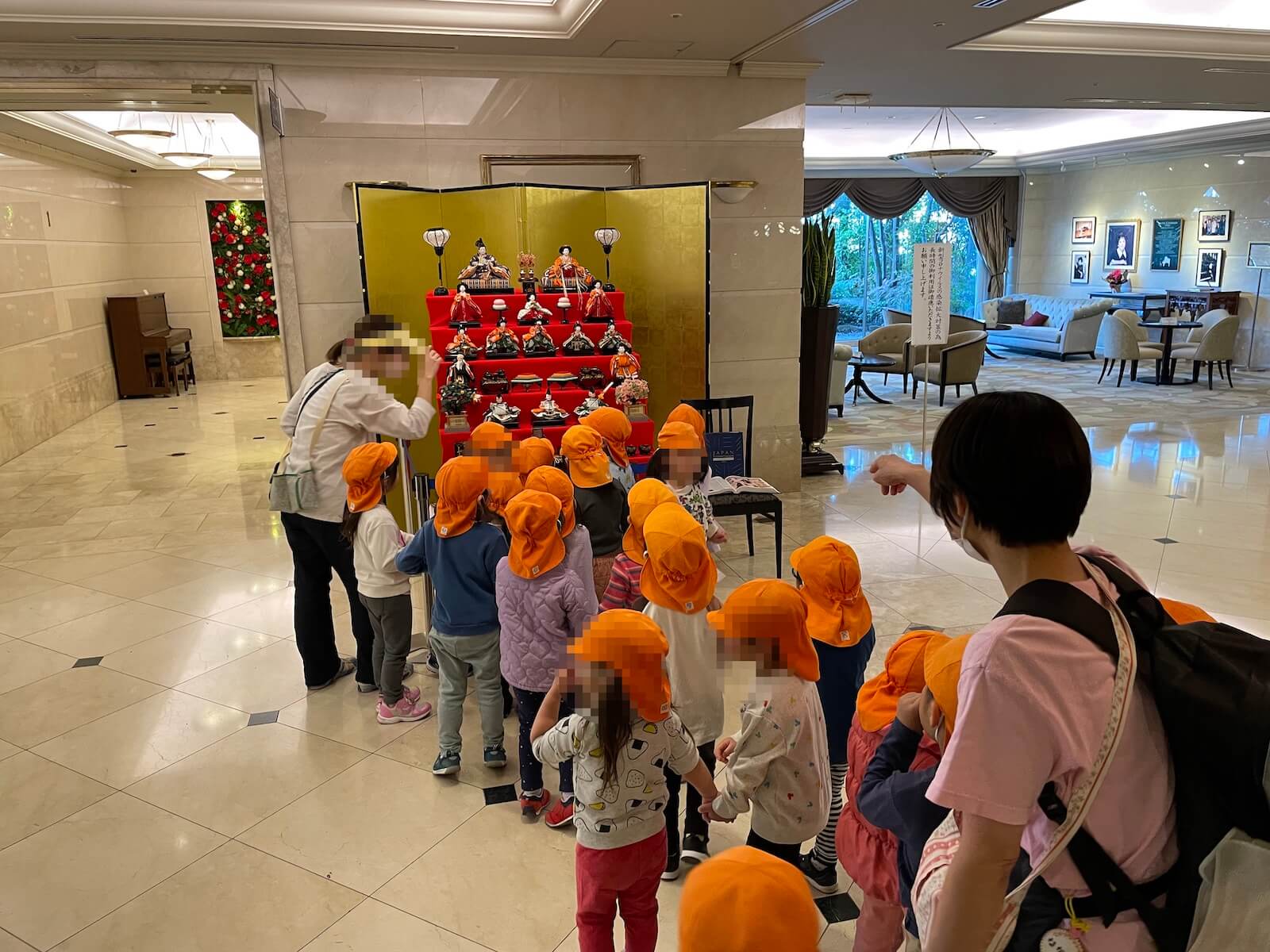 ホテルカデンツァ東京 「お散歩」を楽しむ小さな子どもから、「ご近所ホテル」でのひとときを楽しむお年寄りまで、多くの人々が行き交うロビー。