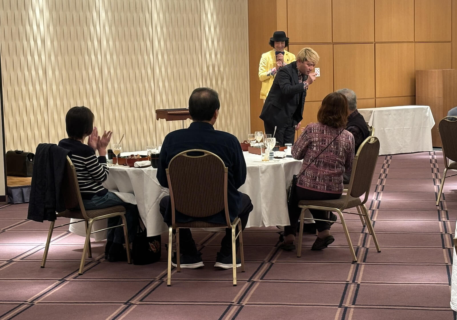 地震からおよ<そ2カ月後に開いた「笑顔を届ける昼食会」。マジシャンのショーなどで楽しいひとときとなった。