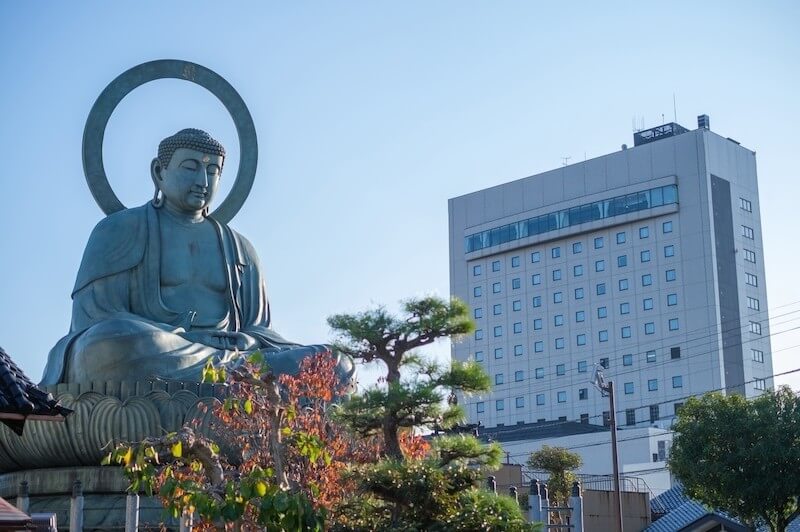ホテルの部屋からも見える高岡大仏は町のシンボル。地元では「だいぶっつぁん」と呼ばれ親しまれている。