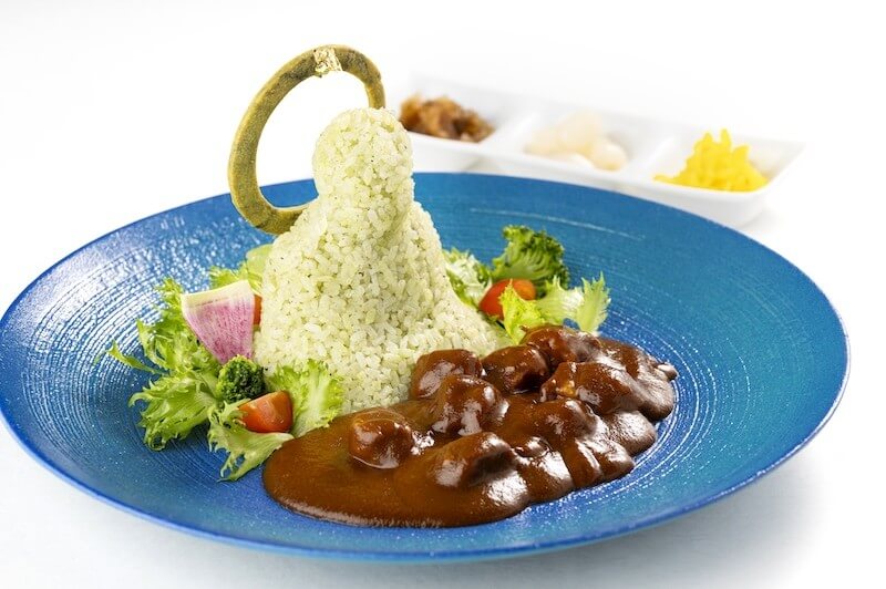 大好評の高岡大仏カレー。大仏様をかたどったライスはほうれん草で色付けしている。サラダは蓮台をイメージ。