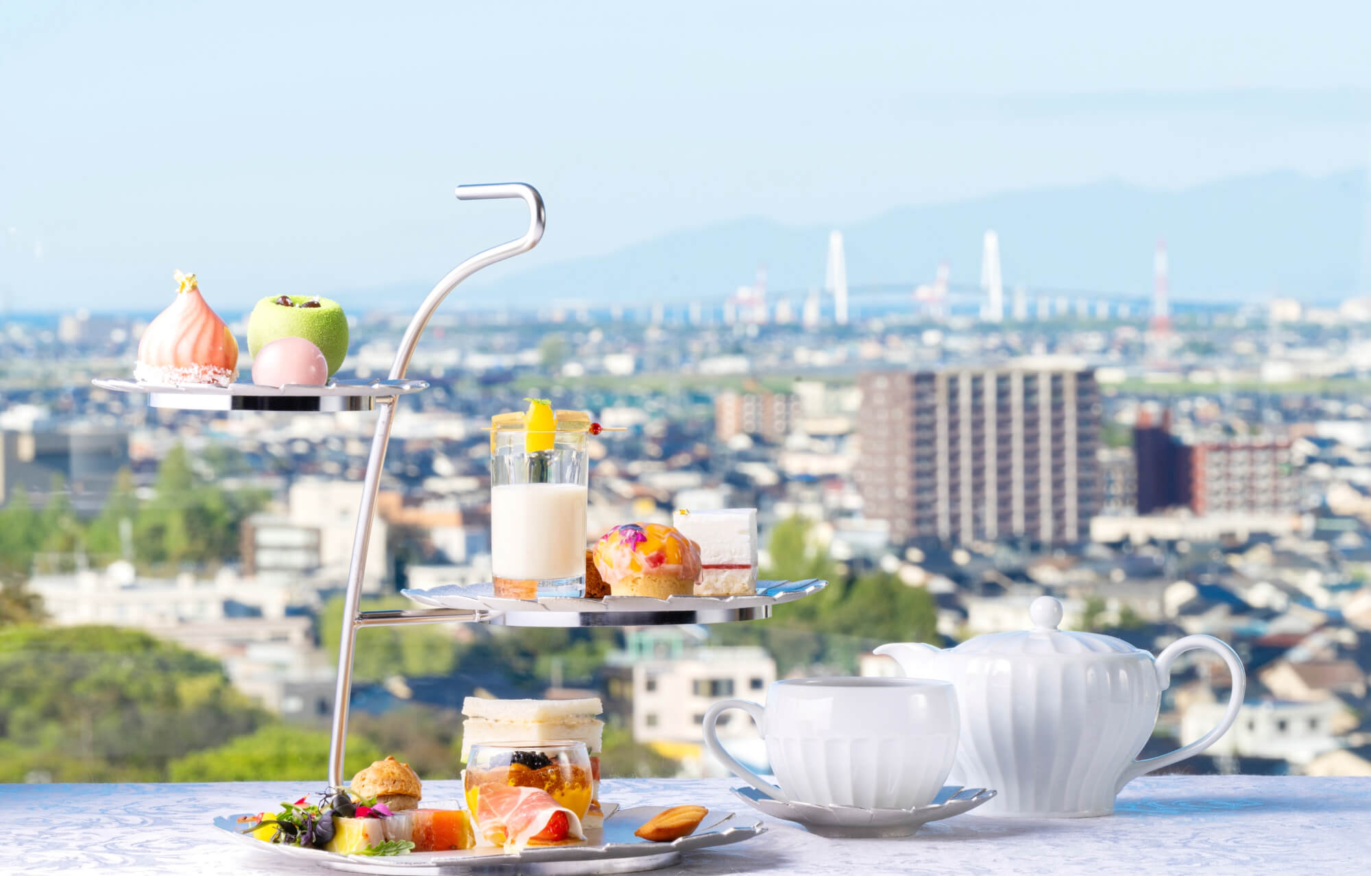 錫の涼しげなスタンドが軽食やスイーツの彩りを引き立てるアフタヌーンティー。