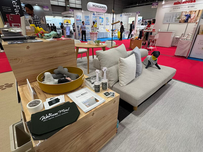 ペット用の家具や食器、除菌消臭スプレーなどが展示された。2026年2月に東京ビッグサイトで開催される「国際ホテル・レストラン・ショー」でも、ペットツーリズムをテーマにした展示会が行われる予定。