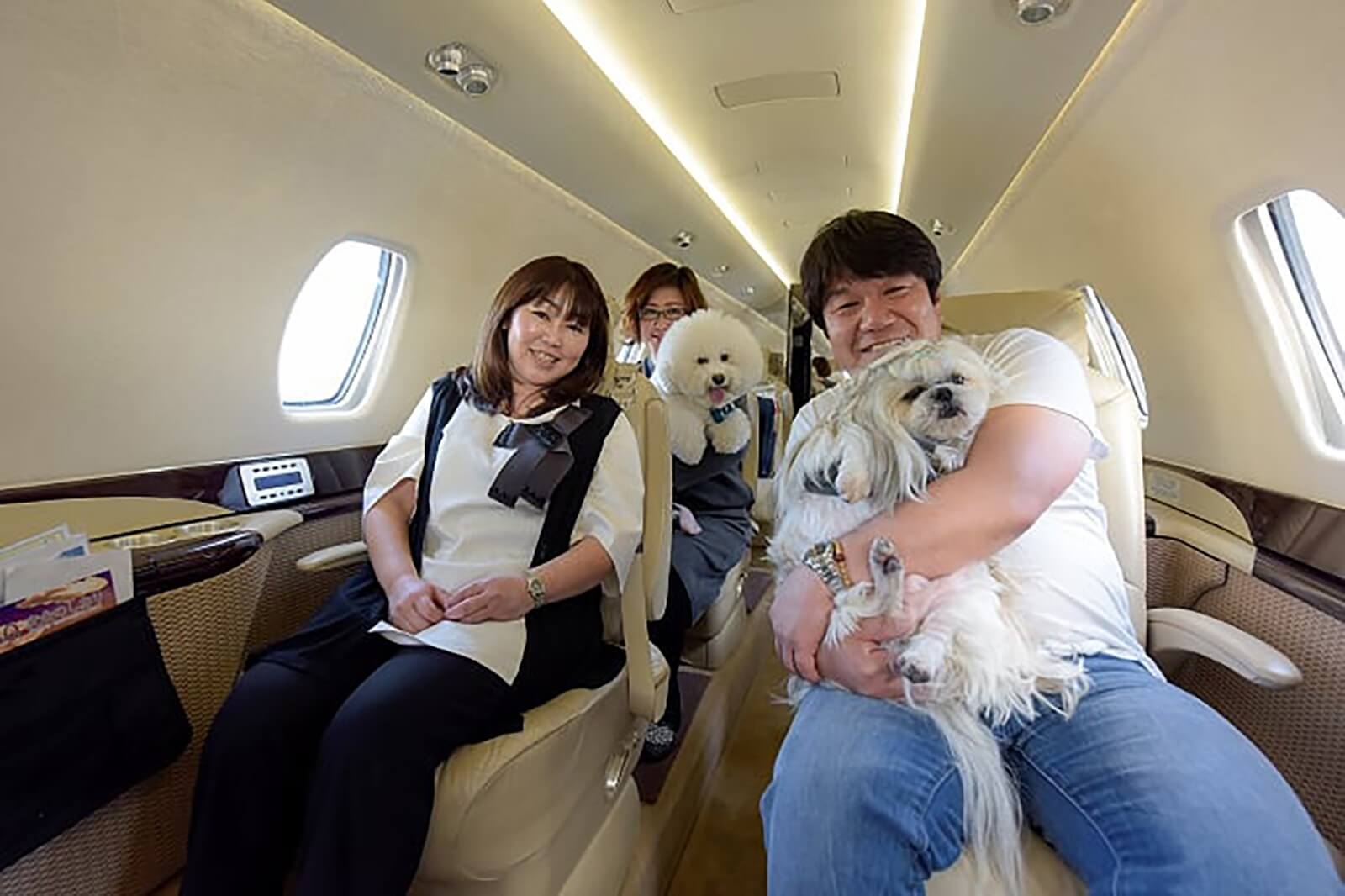 愛犬との旅の経験を活力に、ペットとどこにでも旅行できる世の中にしたいと語る中村さん(写真右)。