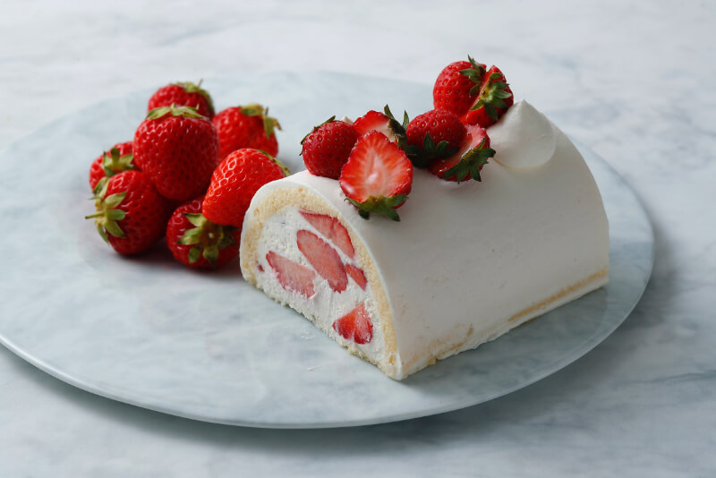 フードロス対策として、ケーキを製造する際に生じる端の部分を「端っこロール」として継続販売。