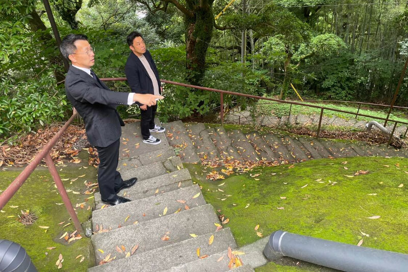 防災セミナーの前後に、災害リスクになり得る箇所を確認した。写真は水道管チェックの様子。