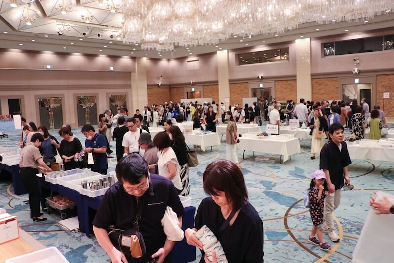 倉庫に保管していた不使用什器およそ7000点を販売。フリーマーケットには400名近くのお客様が来場。