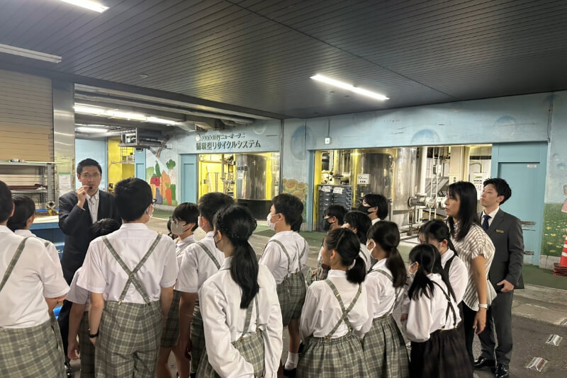 教職員の研修を機に小学6年生の社会科見学も実現した。