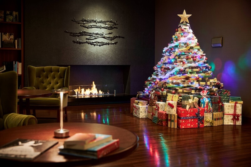 寄付によって集まった本でつくられたブックツリーはクリスマスシーズンを彩る風物詩に。