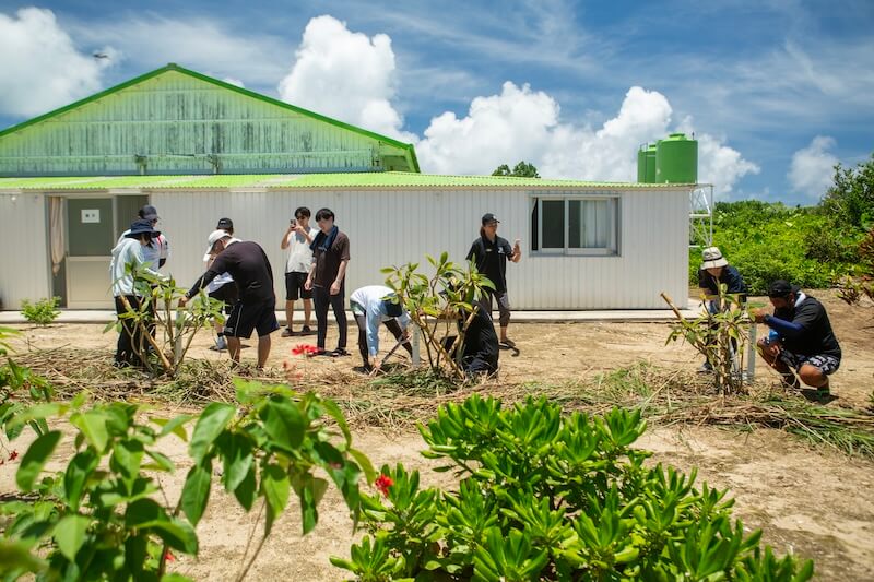 観光シーズンの前に、無人島のカヤマ島でビーチクリーン活動。