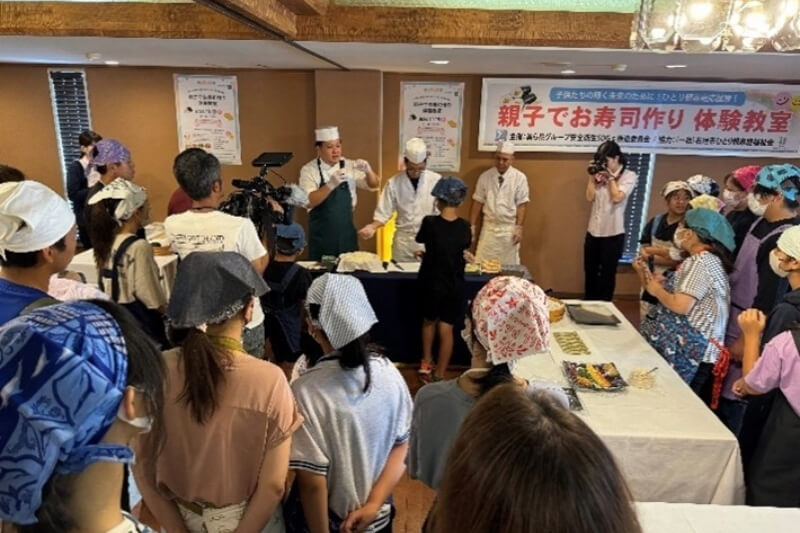 ひとり親家庭への支援の一環として「親子でお寿司作り体験教室」を開催。お寿司を巻く作業が楽しいと好評の声が。
