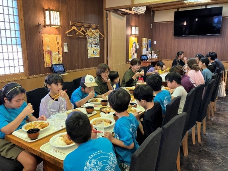 毎週多くのお客様が来店したワンコインのカツカレー企画。売上金は島の子どもたちを応援するための活動資金として寄付された。