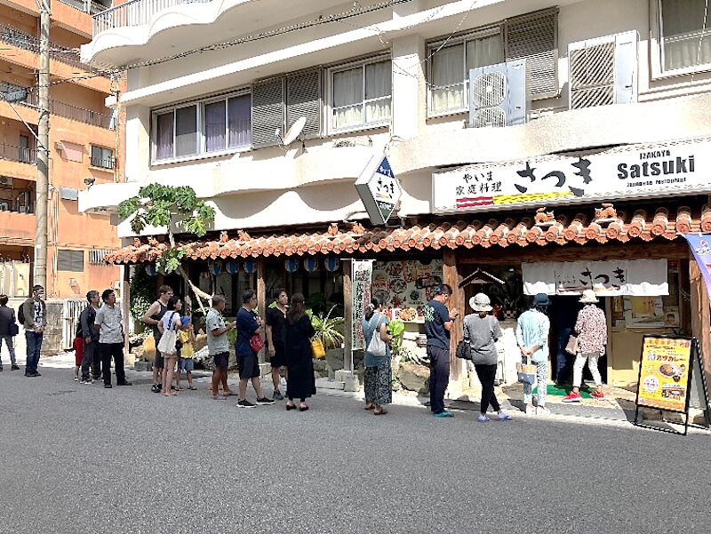 毎週多くのお客様が来店したワンコインのカツカレー企画。売上金は島の子どもたちを応援するための活動資金として寄付された。