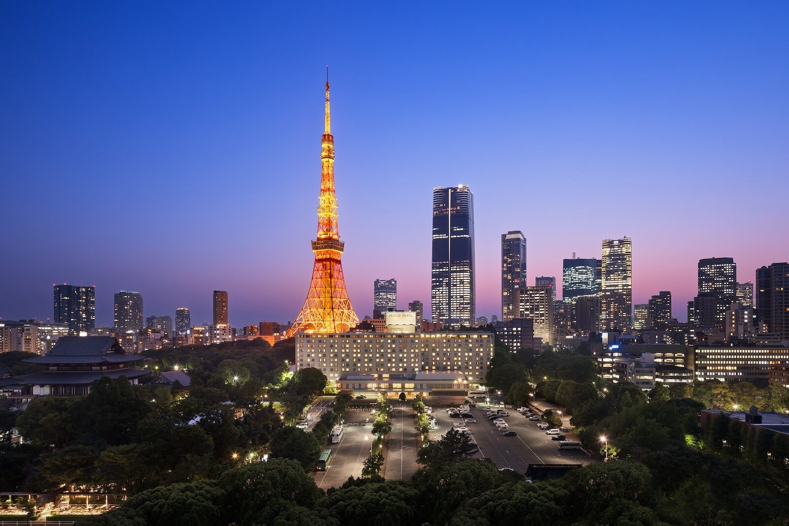 東京プリンスホテルと東京タワーの全容が映る遠景写真