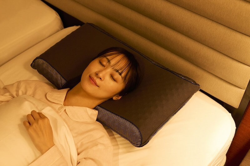 独自の凹凸構造を持つ枕「「MuAtsu Pillow Bounce」を使用して眠る人の写真