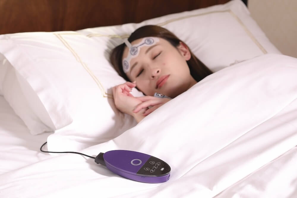 自宅とホテルで睡眠脳波を計測し、睡眠の状態を分析する写真