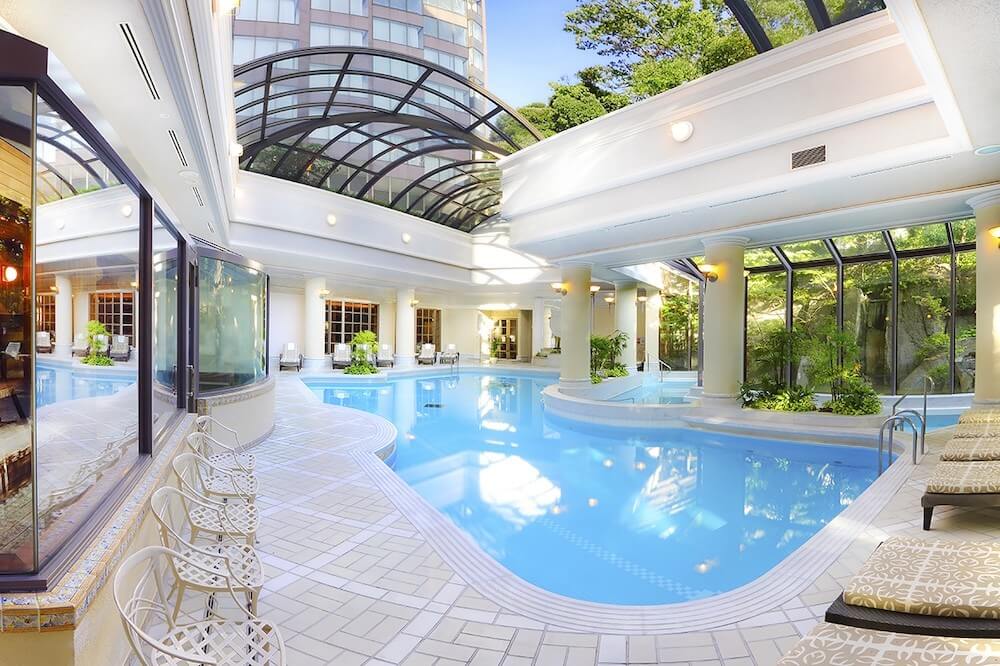 スパエリアの写真。自然光が差し込む全天候型の温水プールがある。