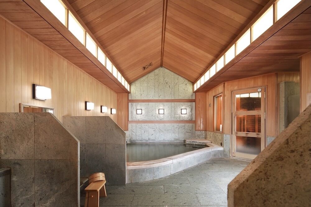 温泉施設の写真。伊東から直送された温泉に浸かって身も心もリラックス。