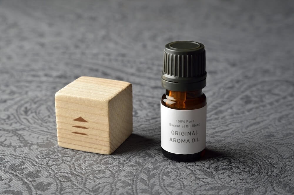 プラン利用者にプレゼントされる、ホテルオリジナルのアロマオイルとディフューザーの写真。