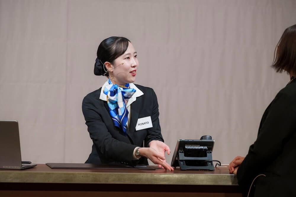 フロント対応では、出場者は事前にどのようなゲストが訪れるか知らされておらず、臨機応変な対応力が求められた。