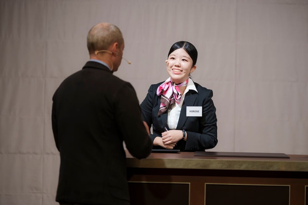 フロント対応では、出場者は事前にどのようなゲストが訪れるか知らされておらず、臨機応変な対応力が求められた。