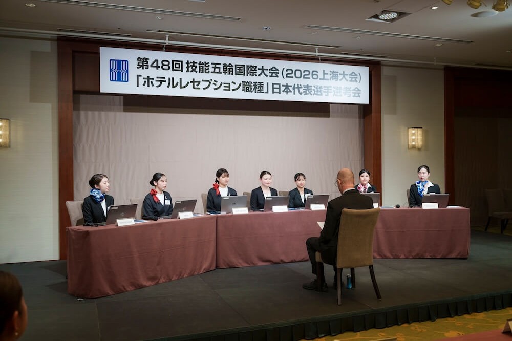 英語でアイデアを出し合うグループ討論。