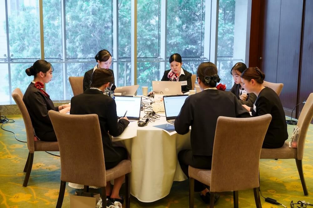 バックオフィス業務は非公開で行われ、メール対応などが審査の対象となった。