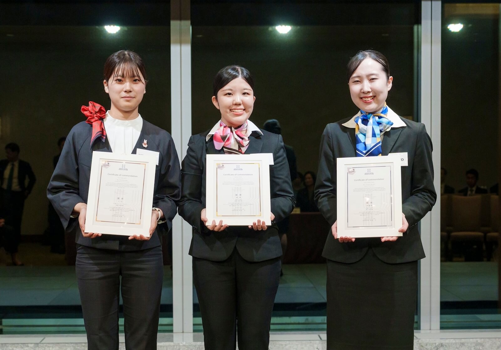 中央が優勝した廣瀬椿奈さん、右は第2位の港心音さん、左は第3位の宮﨑亜美さん。