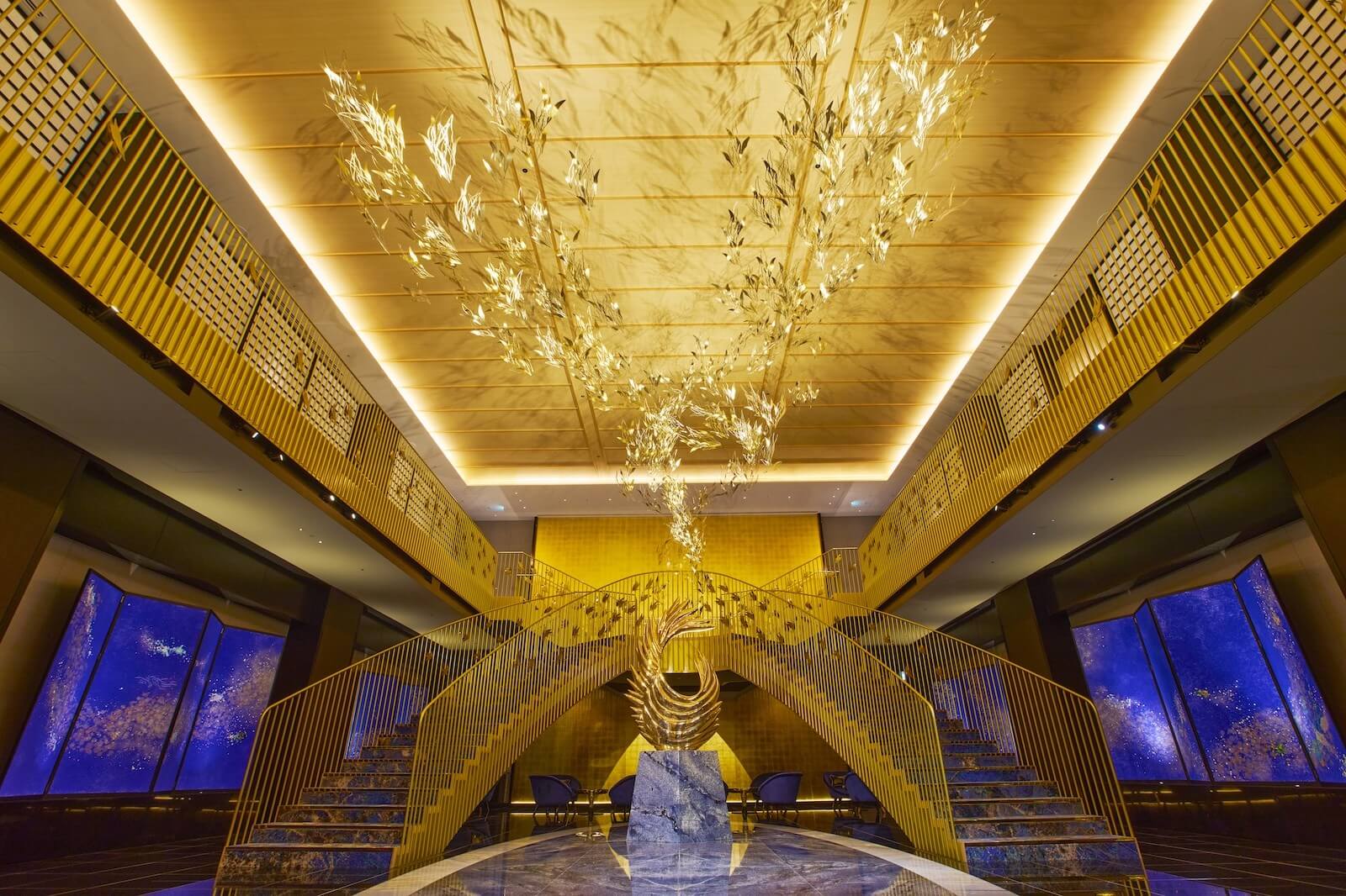 エントランスの先に吹き抜けの天井が黄金に輝く鳳凰階段の写真
