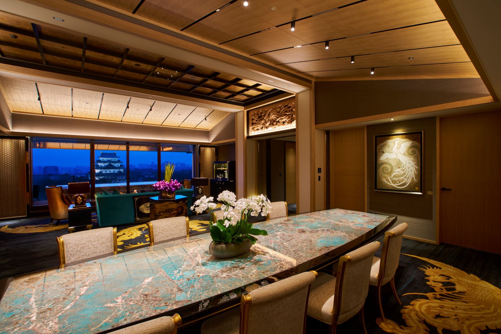 日本の匠が手がけたゲストルームの写真。重厚な装飾美を堪能できる。