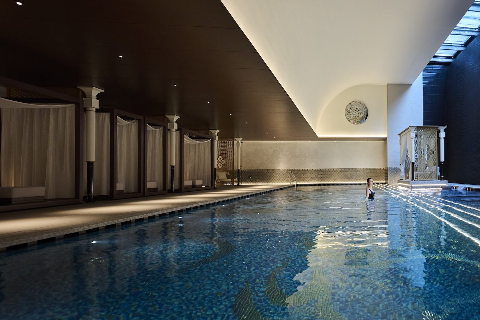 自然光に照らされ、水面が輝くプールの写真