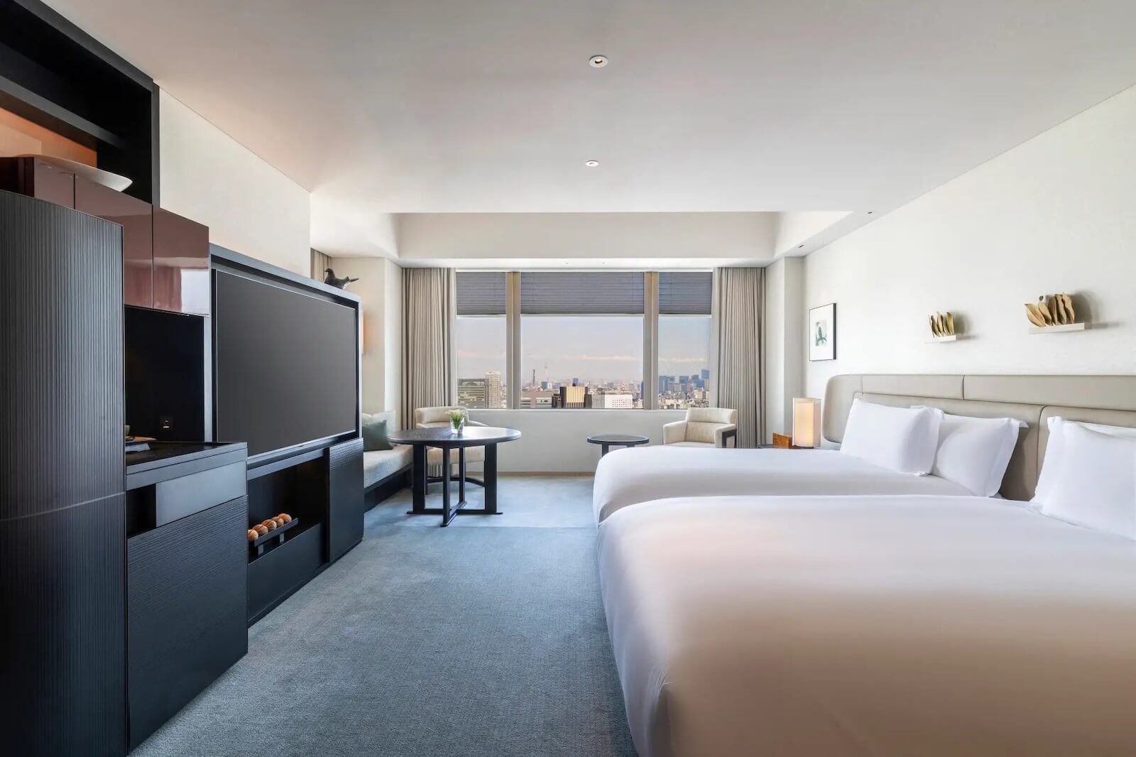 特注の家具や調度品に囲まれた開放的でエレガントなゲストルームの写真