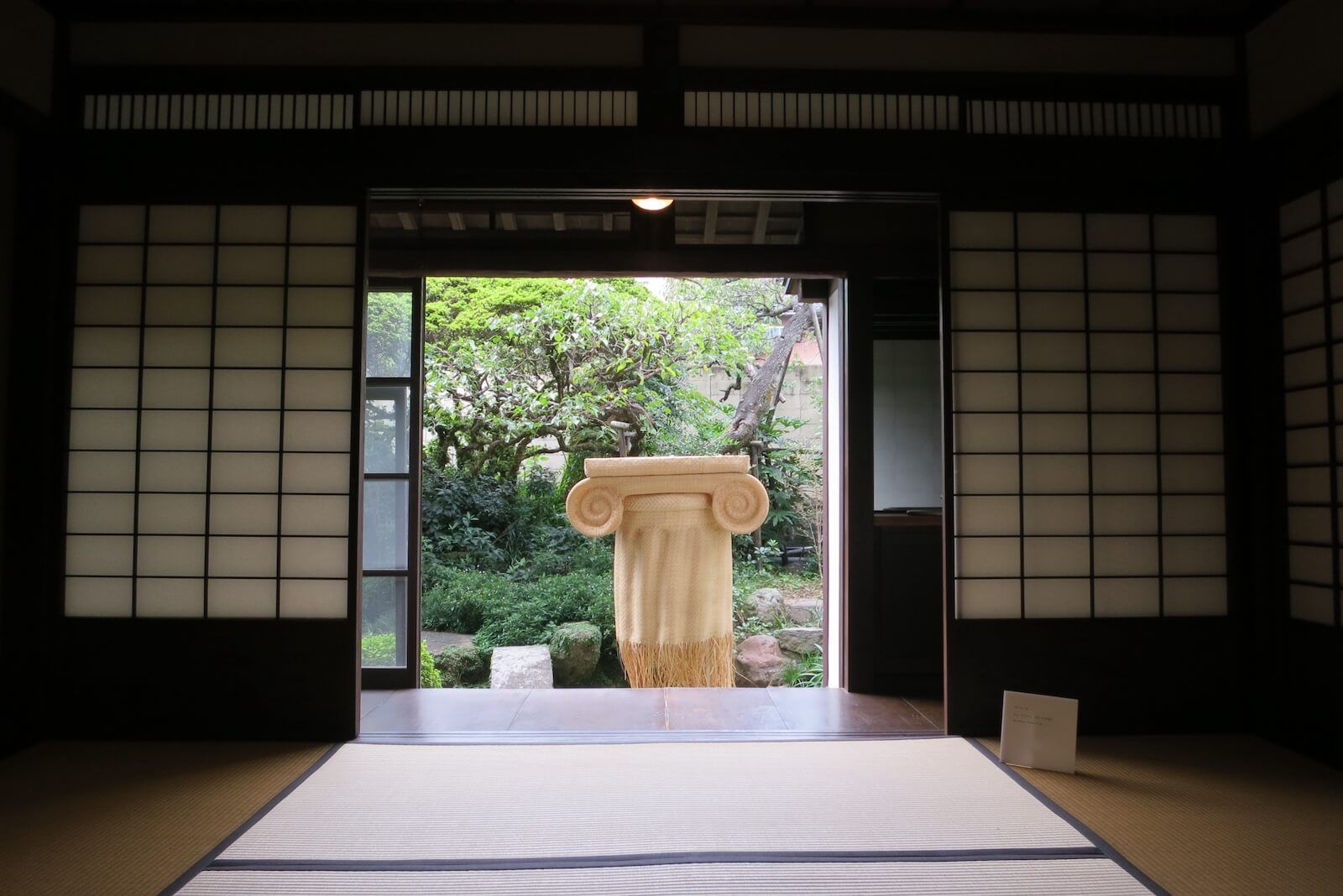 チウ・ジージェ《ローマの柱》 元旅館を改装した冨士屋Gallery一也百での展示（2012年／混浴温泉世界）