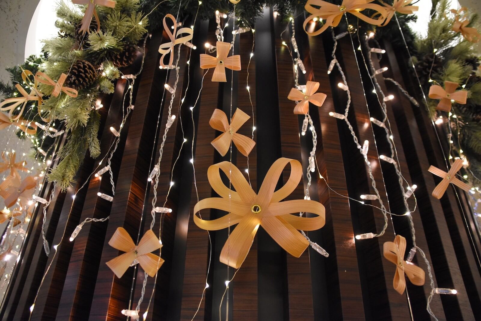 秋田杉の廃材を使ったリボン状のオーナメントとイルミネーションによるクリスマス装飾。地域参加型イベント『みんなでつくるクリスマスツリー』の一環として展示されている。