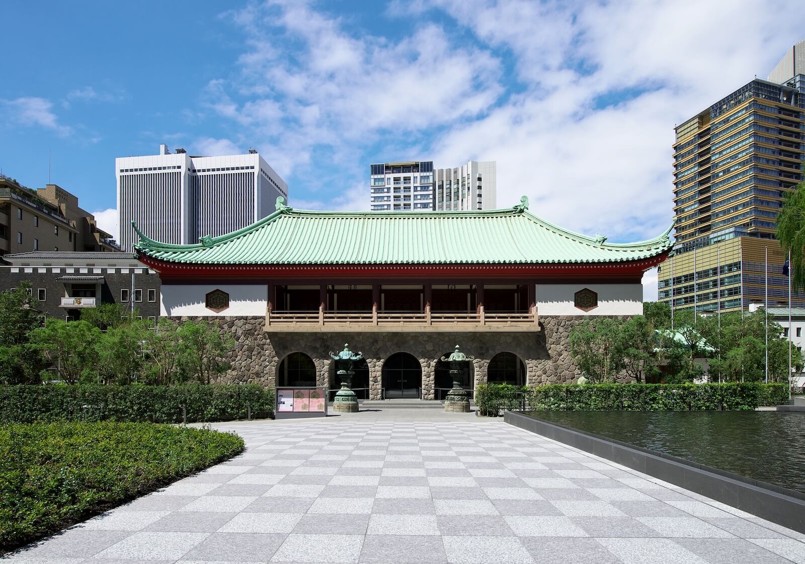 大倉集古館の外観。緑青色の屋根をもつ和風建築が前庭越しに見え、約2500件の美術品を所蔵する美術館として開館している。