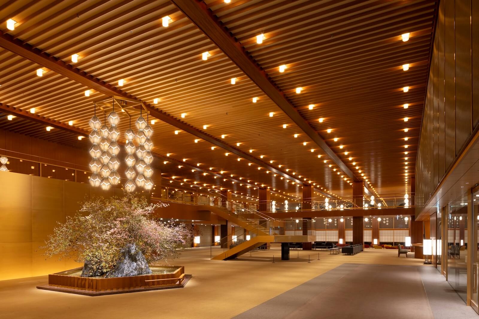 大型の生け花と階段を配した、広がりのあるプレステージタワーのメインロビー空間