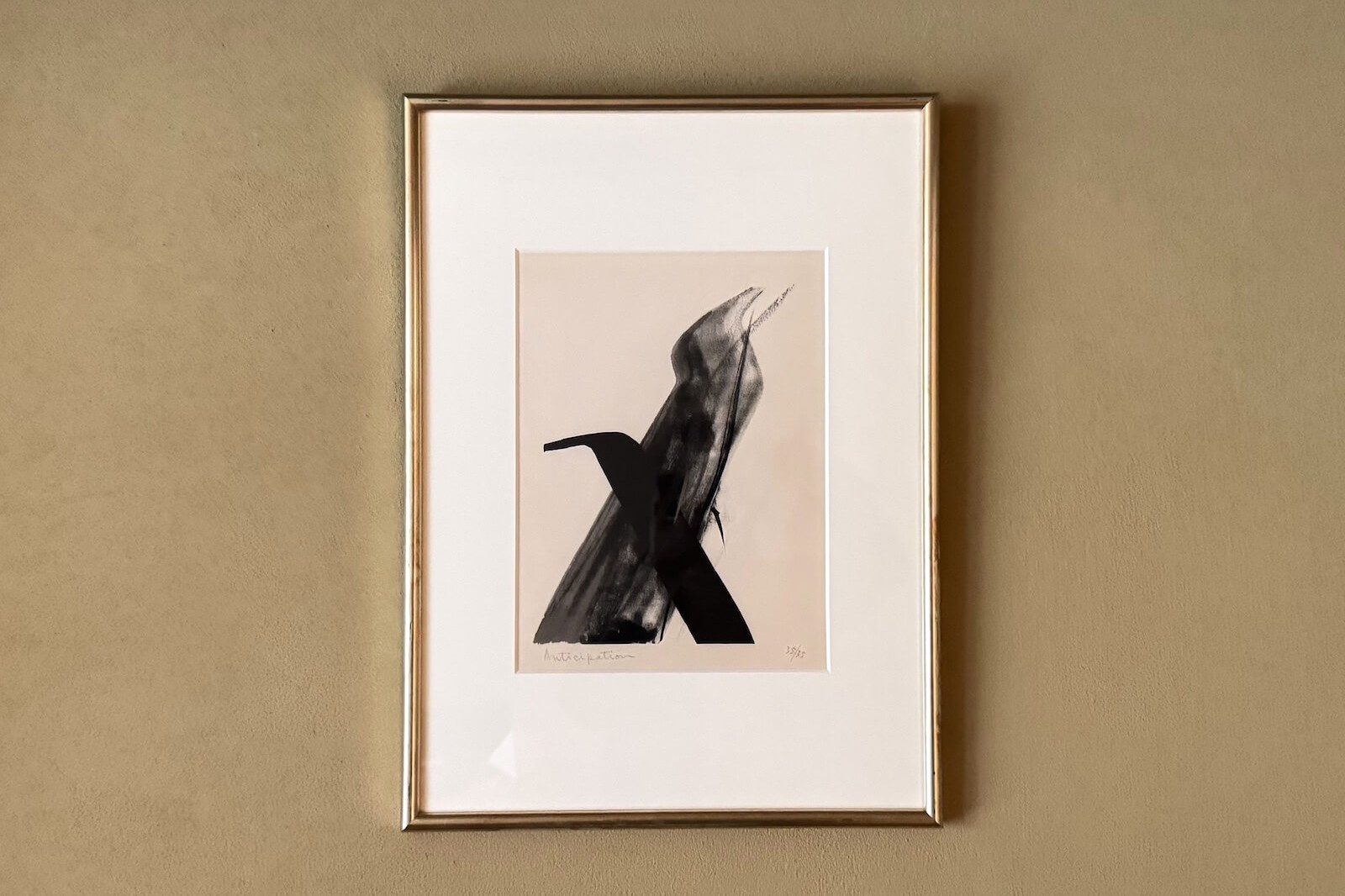 篠田桃紅による抽象作品。黒を基調とした抽象的なフォルムの作品が、額装され館内壁面に展示されている。