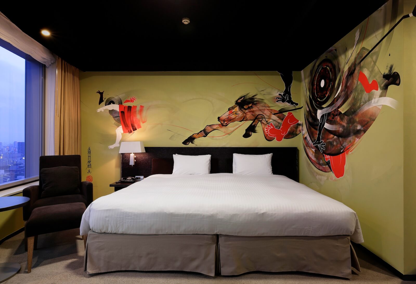 客室内の壁面や天井にアーティストが直に絵筆を走らせ作品を描き上げた「アーティストルーム」では、ゲストは文字どおり、アートに囲まれて宿泊することもできる。