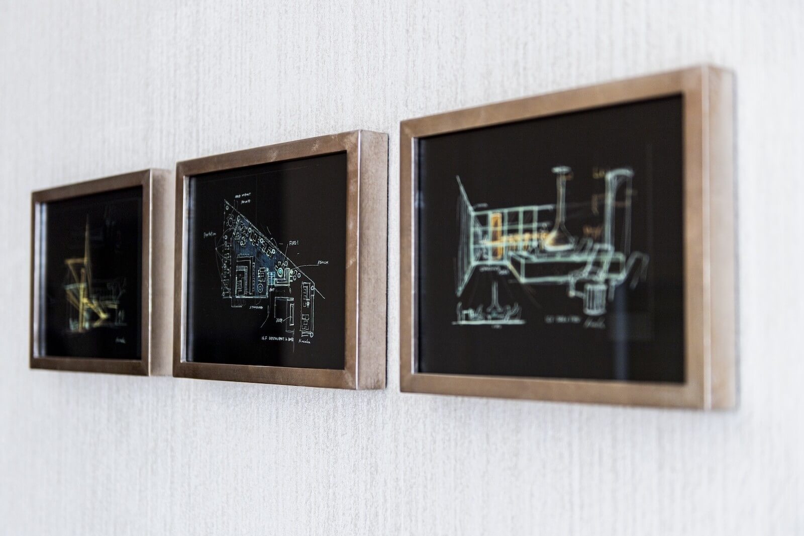 壁に飾られた、建築図面をモチーフにした作品。