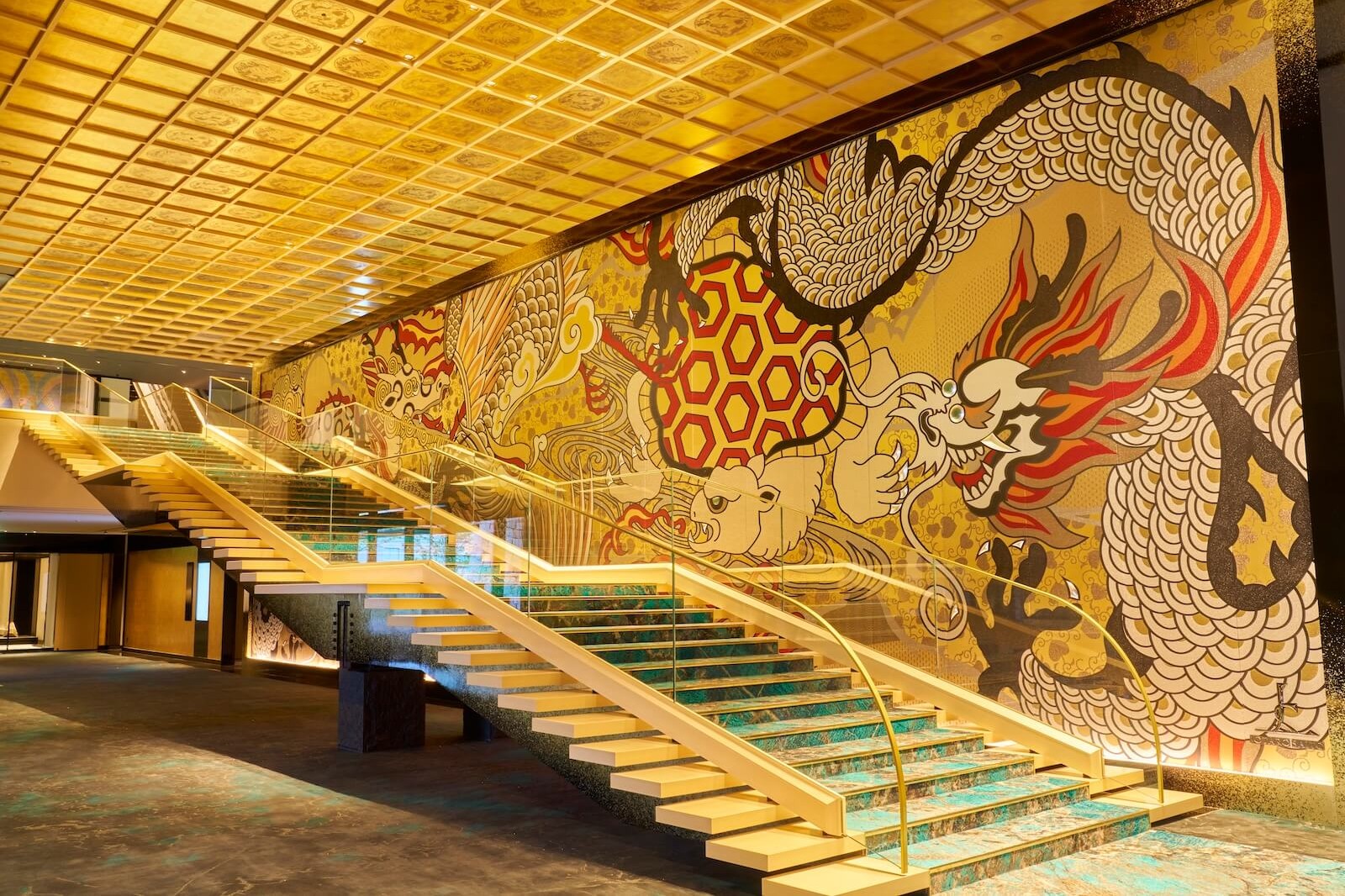 金色の天井が広がる館内に、龍を大胆に描いた大規模壁画が配された大階段ホール。