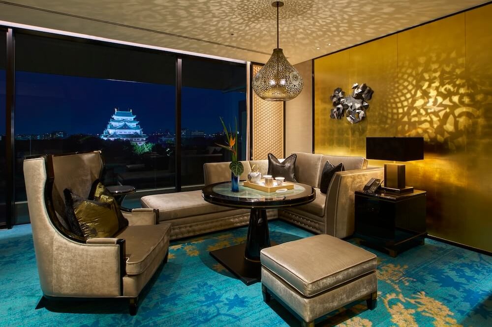 客室のリビング。窓の向こうに名古屋城を望み、照明によって空間に個性を与えている。