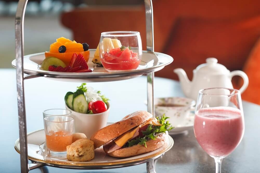 びわ湖魚グルメを取り入れたブランチメニュー。サンドイッチやデザート、ドリンクが並ぶ軽食セット。