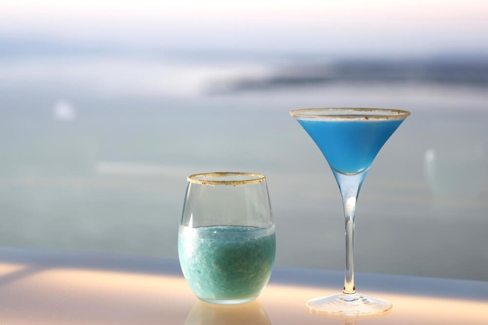 びわ湖を望むラウンジで提供されるカクテル。湖をイメージした青色のドリンクを含むオリジナルカクテル。