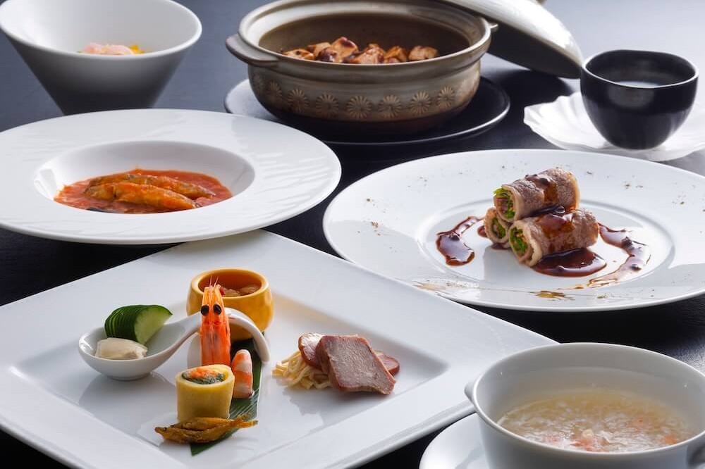 びわ湖の魚介を使ったディナーコース。前菜、温菜、主菜が並ぶ多彩なコース構成。