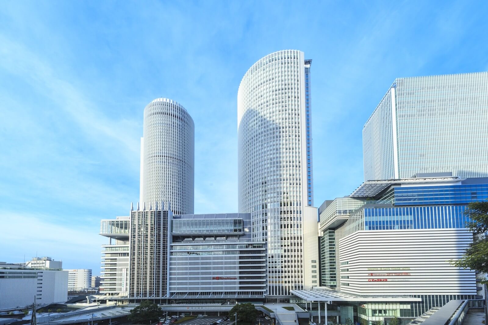 高層の円筒形ビルが並ぶ現代的な複合施設の外観。