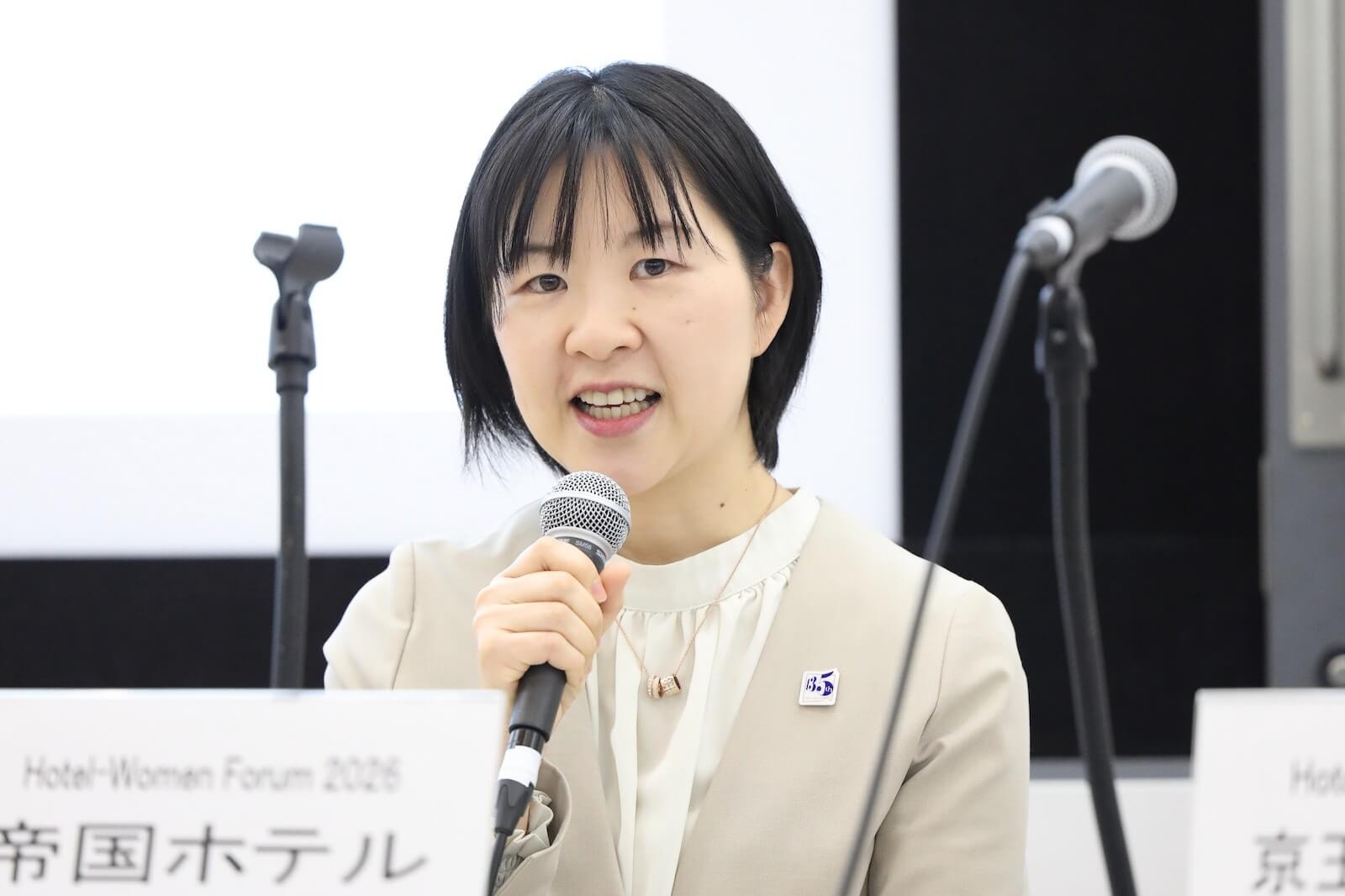 帝国ホテル東京 総支配人室 顧客マーケティング課長 白井あや香さんがマイクの前で登壇している様子