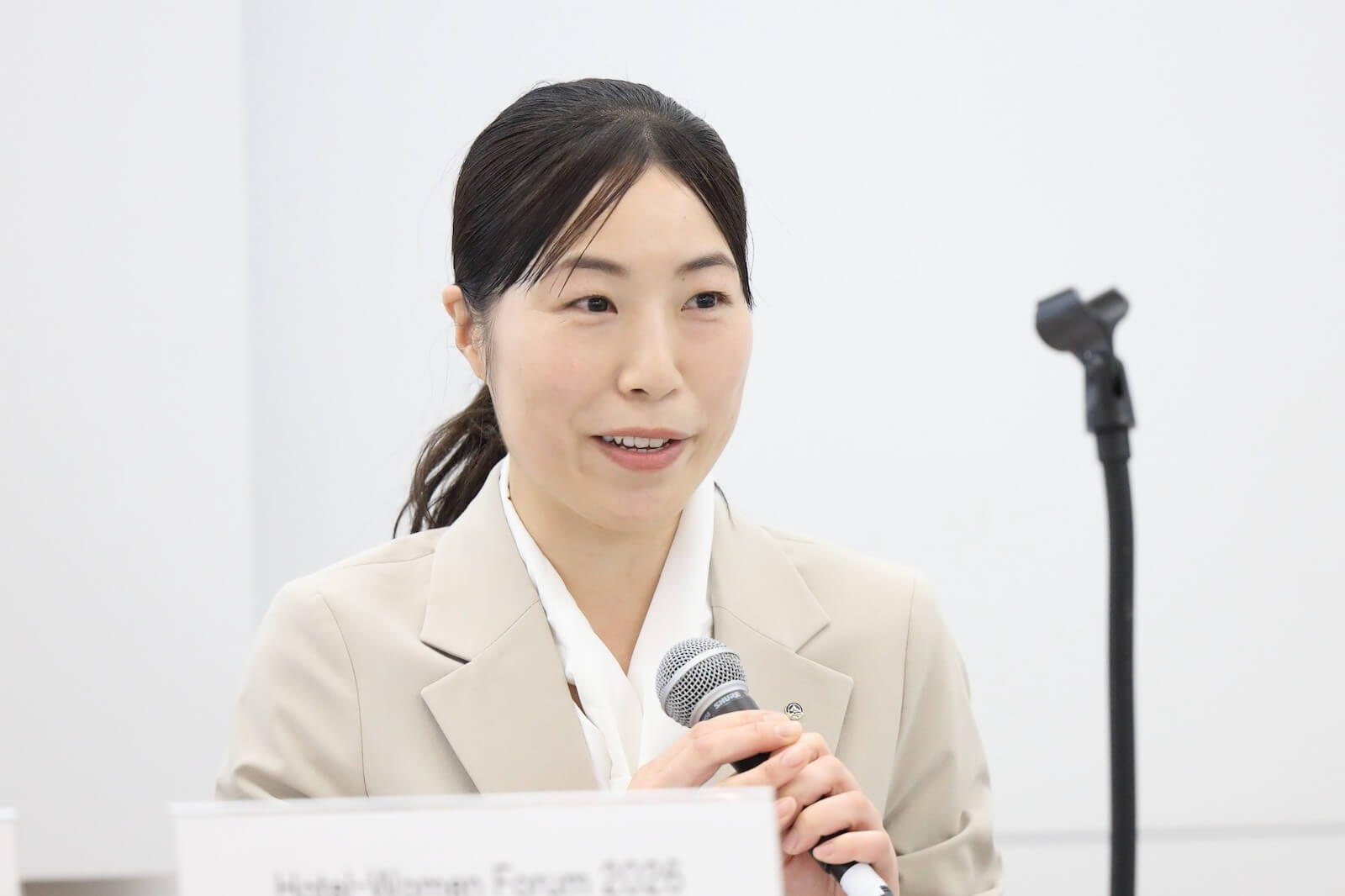 湯本富士屋ホテル 営業部 宿泊課長 田村清子さんがマイクの前で登壇している様子