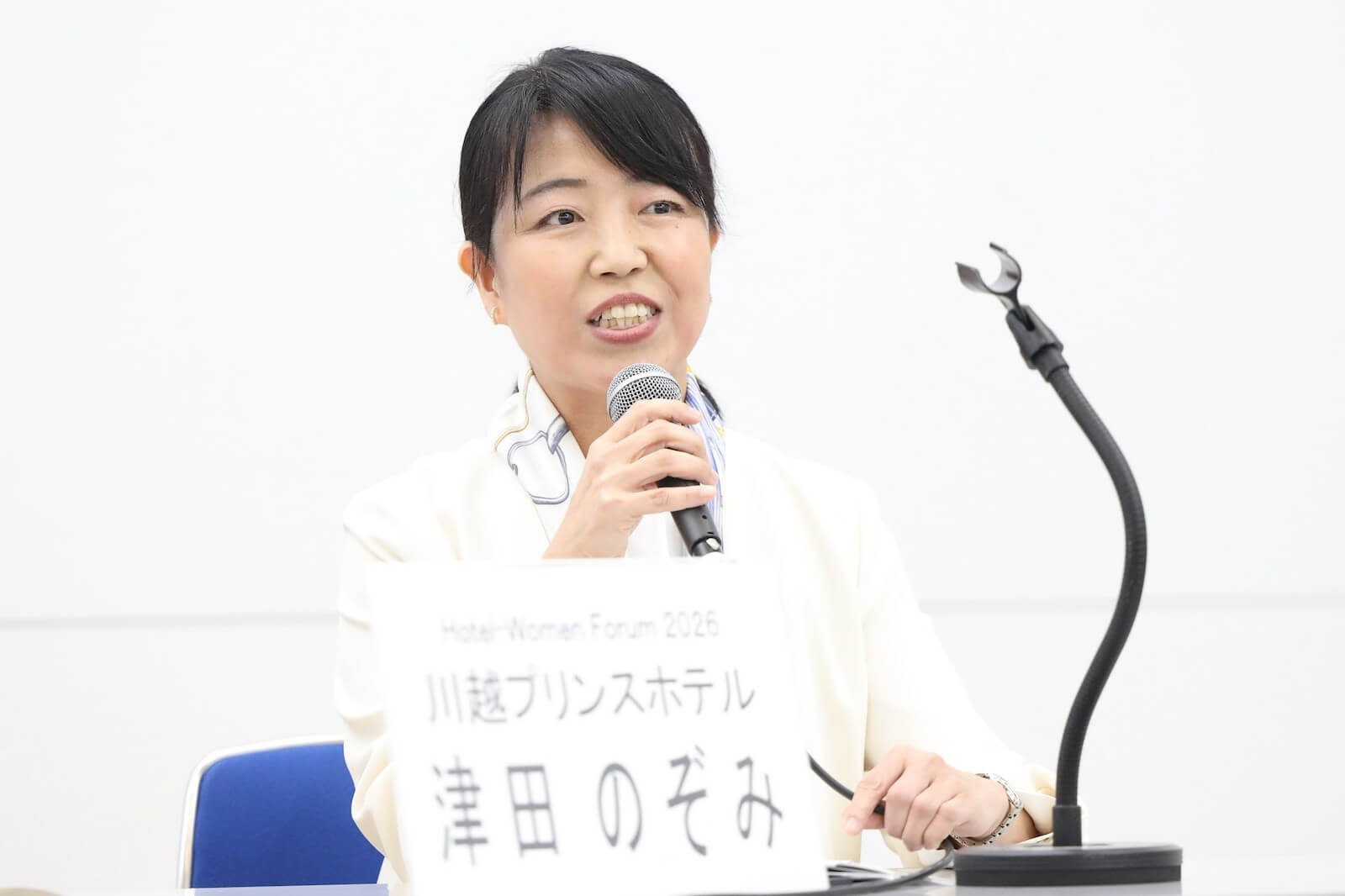 川越プリンスホテル 支配人 津田のぞみさんがマイクの前で登壇している様子